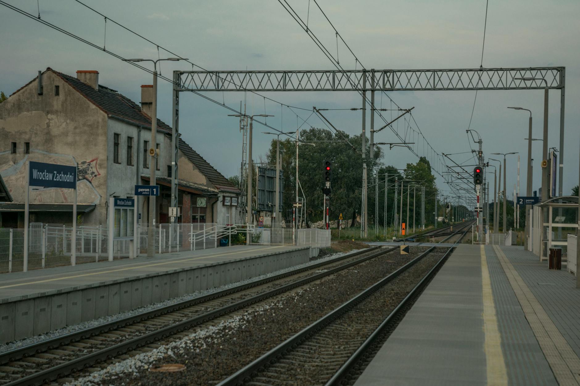 Mapa Polski z zaznaczonymi Wodzisławiem Śląskim i kontrastującymi trasami kolejowymi nad Bałtyk i Adriatyk