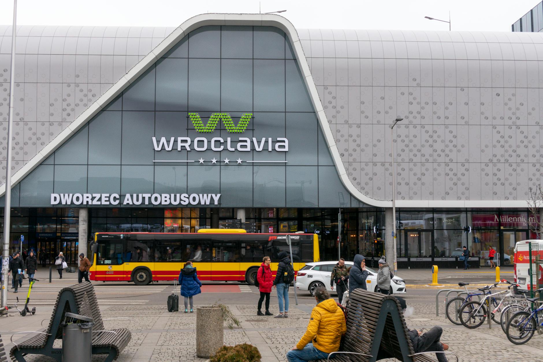 Plakat informujący o Jarmarku Staroci w Wodzisławiu Śląskim obok symbolu przystanku autobusowego MZK